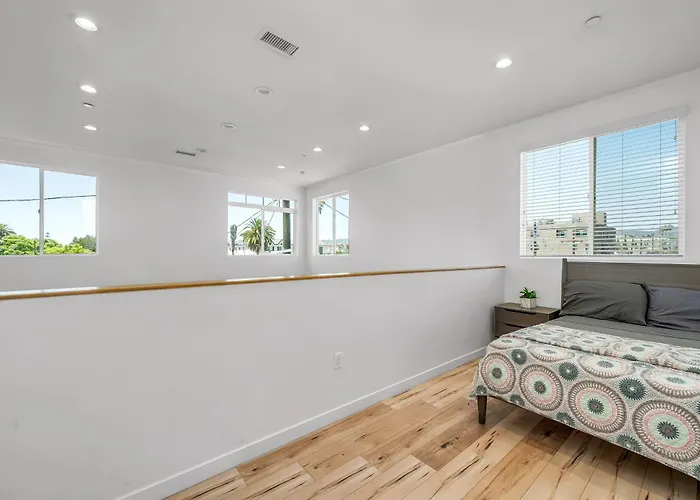 Chic 3-Levels Loft-Style 2-Bedroom 2-Bathroom Condo By Hollywood