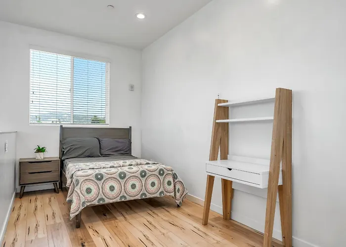 Chic 3-Levels Loft-Style 2-Bedroom 2-Bathroom Condo By Hollywood